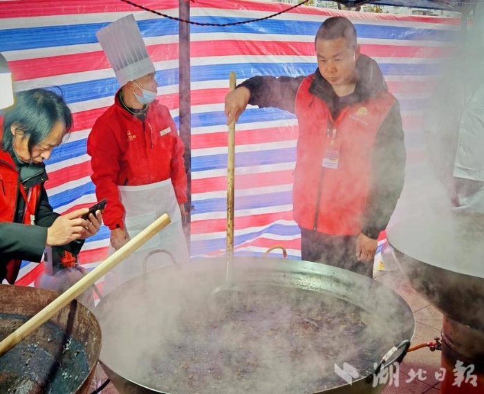 腊八节 嘉鱼城区20余个赠粥点派发爱心腊八粥.docx