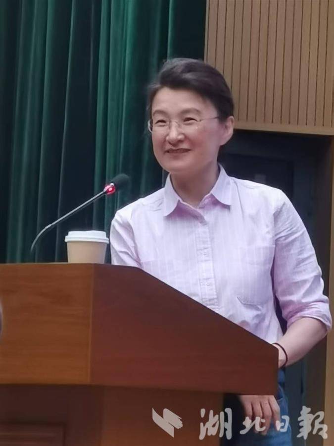 4月19日，董倩在江汉大学与师生分享新作。湖北日报全媒记者包东喜摄