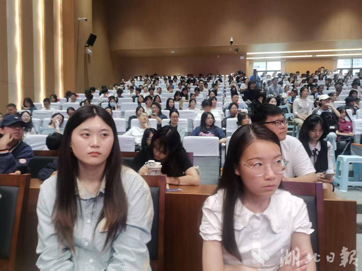 4月19日，江汉大学师生认真聆听董倩分享。湖北日报全媒记者包东喜摄
