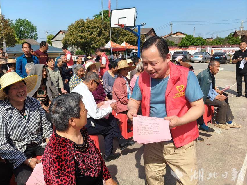 陆溪镇邱家湾村举办推动移风易俗新风尚集体过寿活动.docx