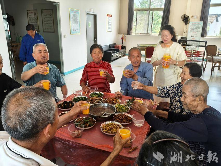 陆溪镇邱家湾村举办推动移风易俗新风尚集体过寿活动.docx