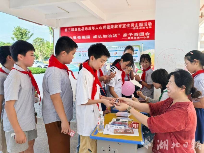 守护心灵阳光 共筑成长港湾——嘉鱼县未成年人心理健康月系列活动综述.doc