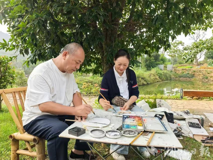 绘画爱好者们对着桃源村里千年柿树挥毫泼墨。