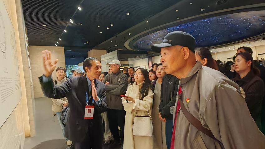 20260325跟着“中国好人”看荆楚 四十载坚守诠释奉献之美.doc