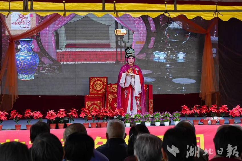 “文化大餐”配“暖心午餐”——罗田县凤山镇栗林咀社区“六进六送” 新时代文明实践活动暖人心.docx