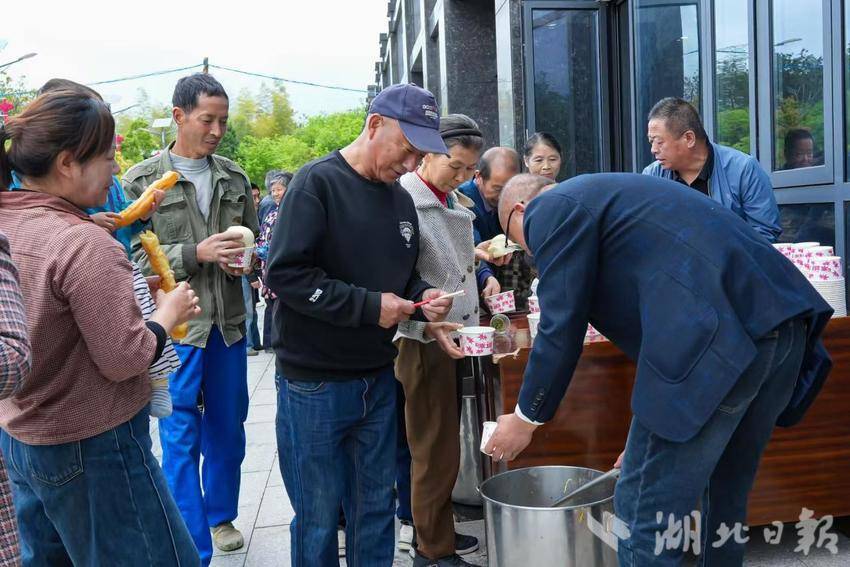 “文化大餐”配“暖心午餐”——罗田县凤山镇栗林咀社区“六进六送” 新时代文明实践活动暖人心.docx