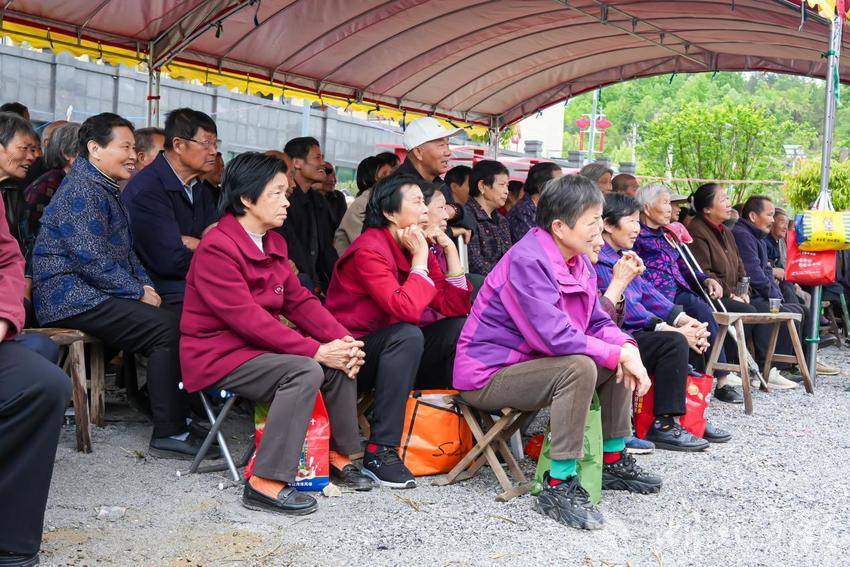 “文化大餐”配“暖心午餐”——罗田县凤山镇栗林咀社区“六进六送” 新时代文明实践活动暖人心.docx