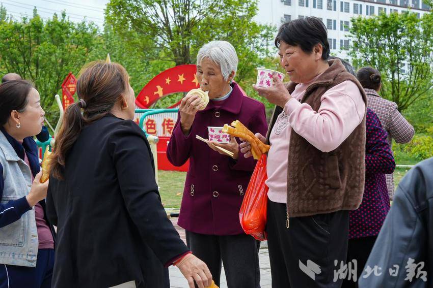 “文化大餐”配“暖心午餐”——罗田县凤山镇栗林咀社区“六进六送” 新时代文明实践活动暖人心.docx