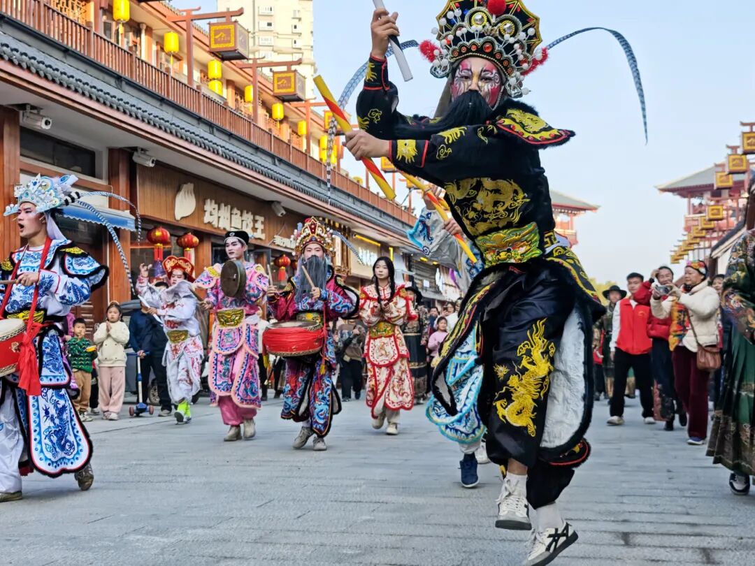均州老街新春嘉年华，国家级非遗英歌舞震撼登场，铿锵鼓点、刚健舞姿，让千年民俗焕发新生  摄影 胡文波_20260623155030.jpg